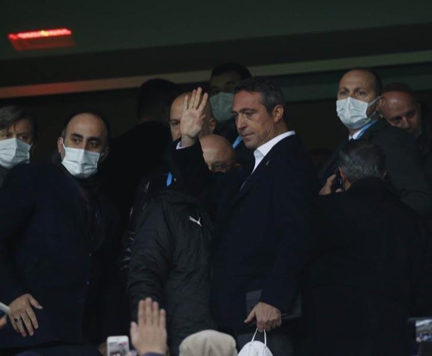 Fenerbahçe - Beşiktaş maçında olay! Ali Koç'a patlamış mısır fırlatıldı tribünler karıştı!