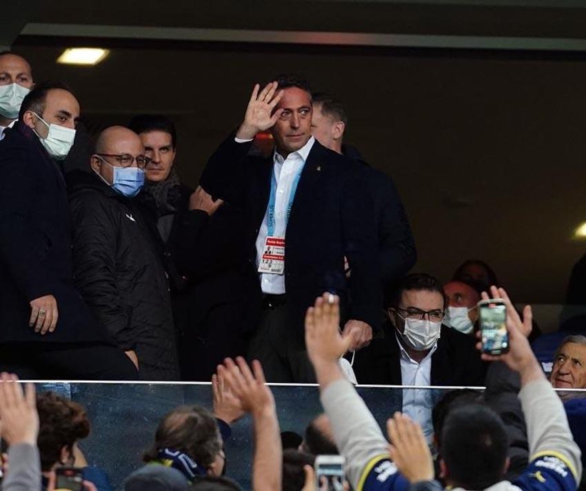 Fenerbahçe - Beşiktaş maçında olay! Ali Koç'a patlamış mısır fırlatıldı tribünler karıştı!