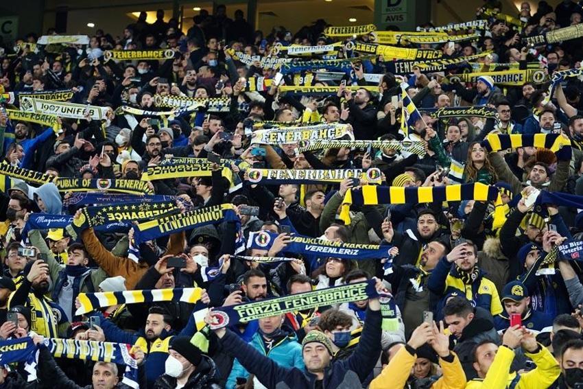 Fenerbahçe - Beşiktaş maçında olay! Ali Koç'a patlamış mısır fırlatıldı tribünler karıştı!