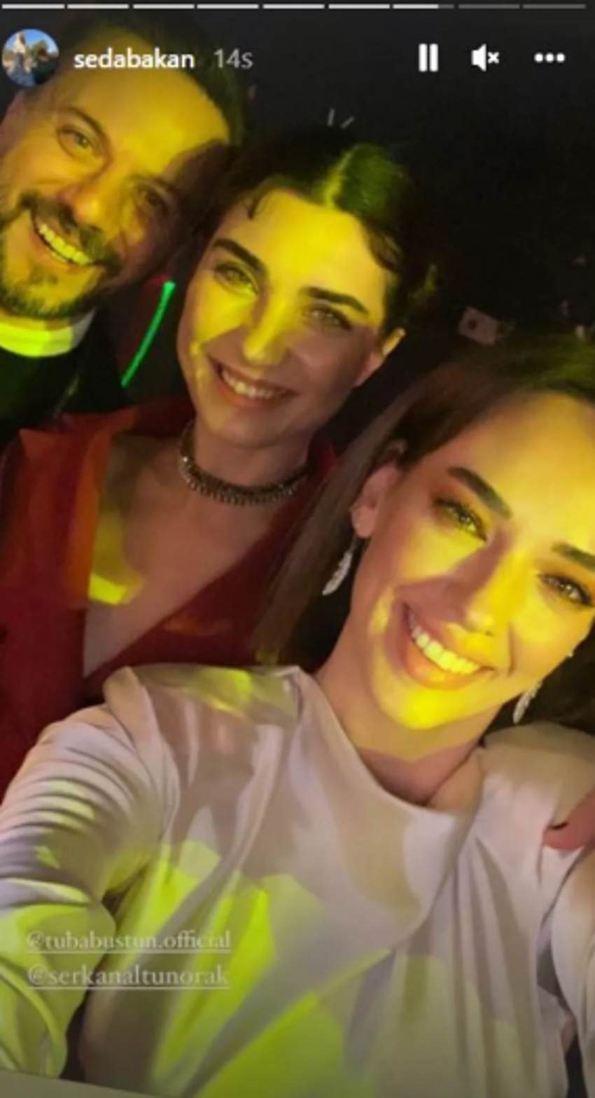 Seda Bakan derin yırtmaçlı elbisesiyle kamera karşısına geçti!