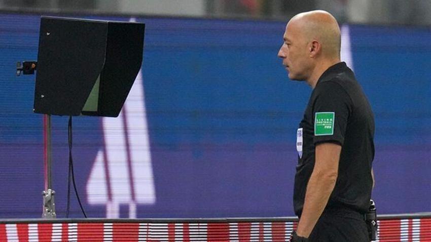 Cüneyt Çakır Kuveyt'te final maçını yönetti! Maç biter bitmez ortalık karıştı
