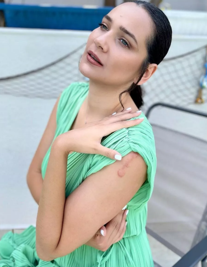 Gönül Dağı'nın Dilek'i Gülsim Ali göğüs dekolteli pozlarıyla Instagram'ı salladı!