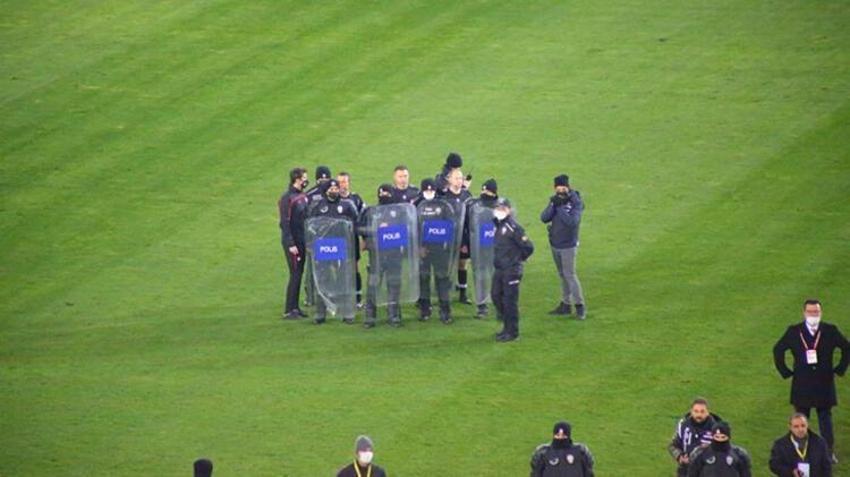 Yeni Malatyaspor - Kayserispor maçında ortalık karıştı! Başkan sahaya girdi, hakemin üzerine yürüdü...