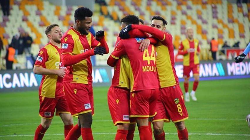 Yeni Malatyaspor - Kayserispor maçında ortalık karıştı! Başkan sahaya girdi, hakemin üzerine yürüdü...