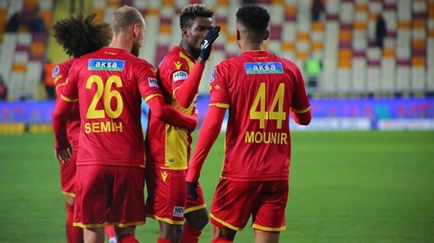 Yeni Malatyaspor - Kayserispor maçında ortalık karıştı! Başkan sahaya girdi, hakemin üzerine yürüdü...