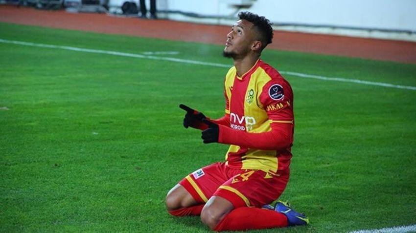 Yeni Malatyaspor - Kayserispor maçında ortalık karıştı! Başkan sahaya girdi, hakemin üzerine yürüdü...