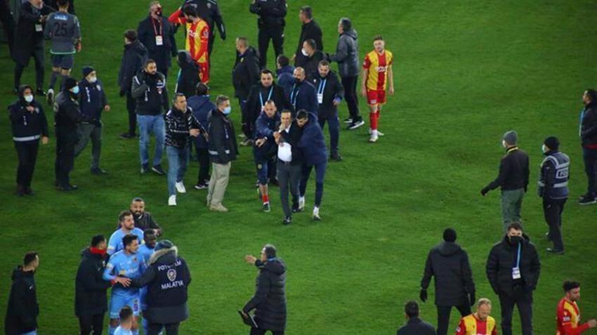Çevik kuvvet araya girmese... Süper Lig başkanı saha ortasında hakeme saldırdı! 