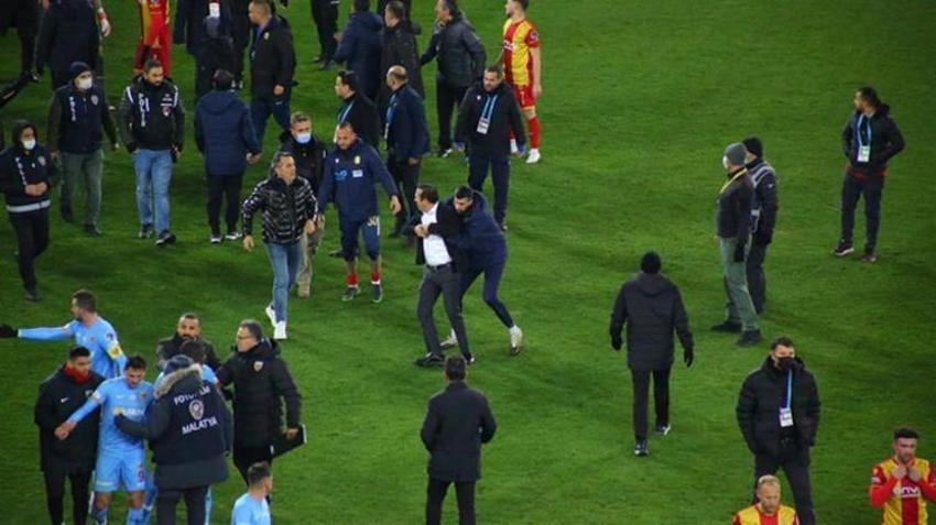 Çevik kuvvet araya girmese... Süper Lig başkanı saha ortasında hakeme saldırdı! 