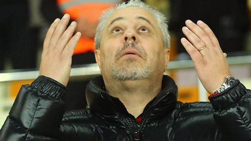 Çevik kuvvet araya girmese... Süper Lig başkanı saha ortasında hakeme saldırdı! 