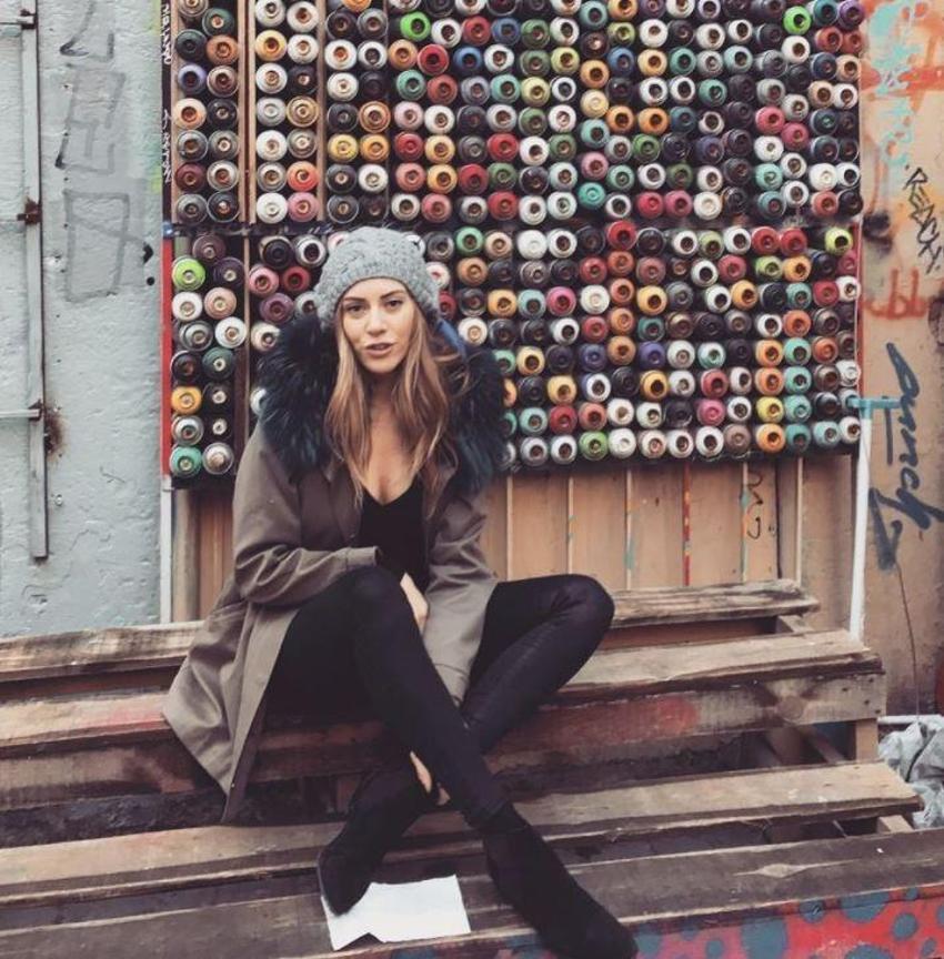 Sinem Kobal sırt dekolteli elbisesiyle büyüledi!