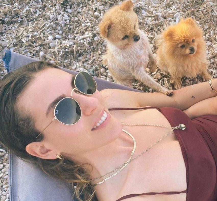 Sinem Kobal sırt dekolteli elbisesiyle büyüledi!