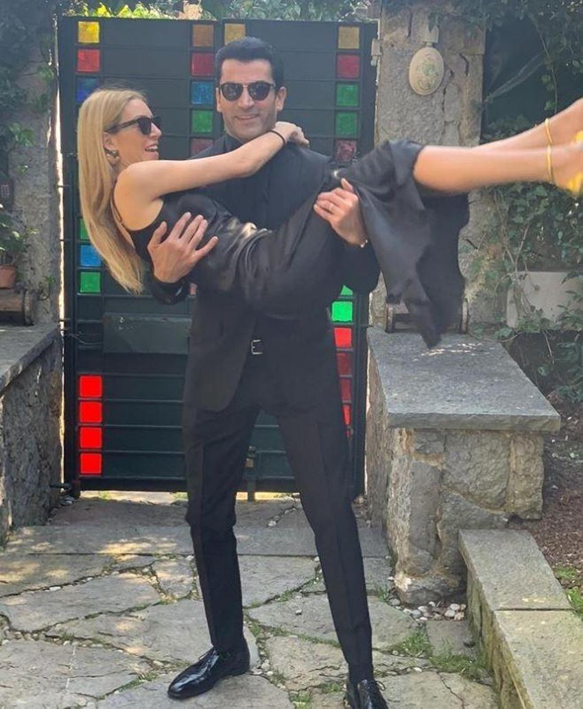 Sinem Kobal sırt dekolteli elbisesiyle büyüledi!