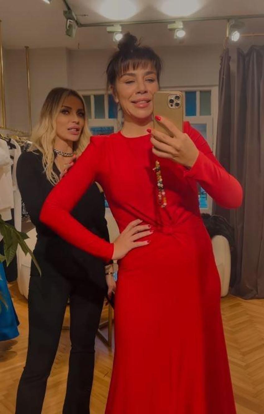 Yeşim Ceren Bozoğlu derin yırtmacıyla hayran bıraktı!