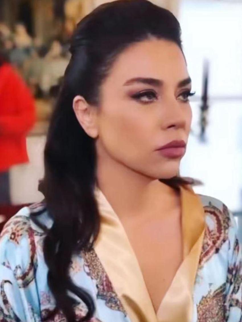 Yeşim Ceren Bozoğlu derin yırtmacıyla hayran bıraktı!