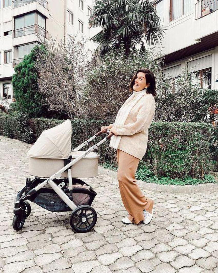 Bergüzar Korel’den lohusalık pozu geldi!