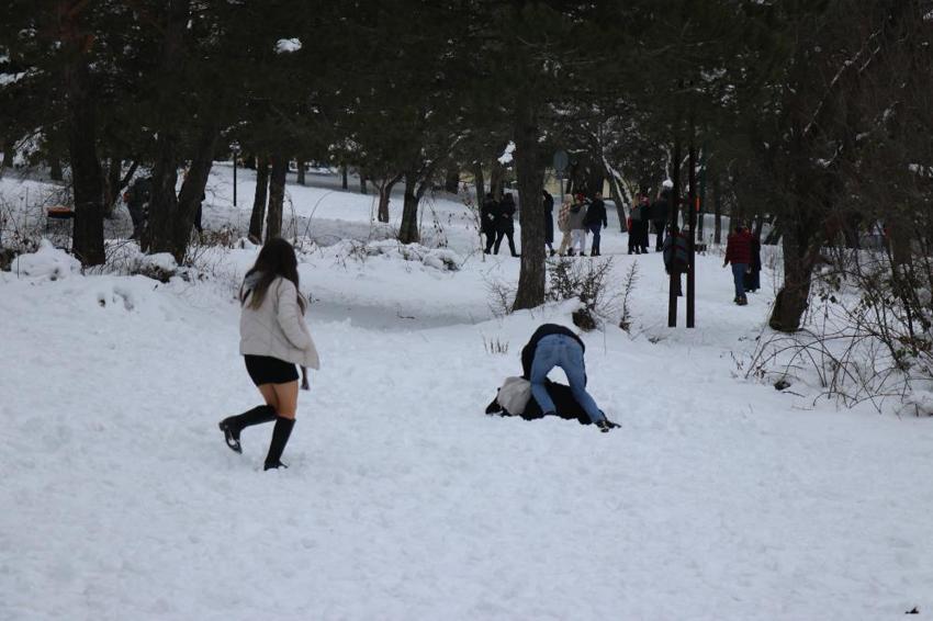 Kar yağışı başladı! Son dakika uyarıları sonrası dalga dalga yayılıyor, sıcaklıklar -20'yi gördü, kar kalınlığı 4 metreyi aştı, onlarca kentte alarm verildi, yılbaşına kadar...