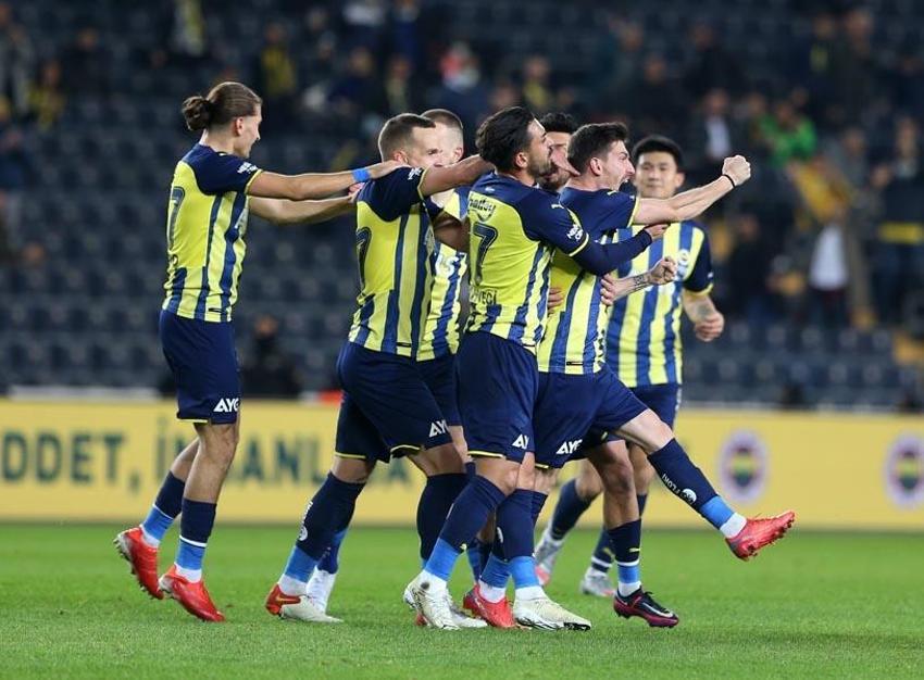 Canlı yayında Fenerbahçe'nin yeni teknik direktörünü açıkladı! 'Anlaşırsa kimse hayır demez'