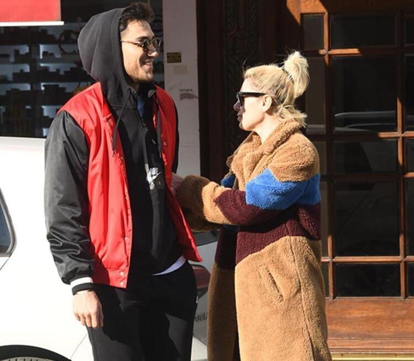 Burcu Binici sevgilisini öpmelere doyamadı!