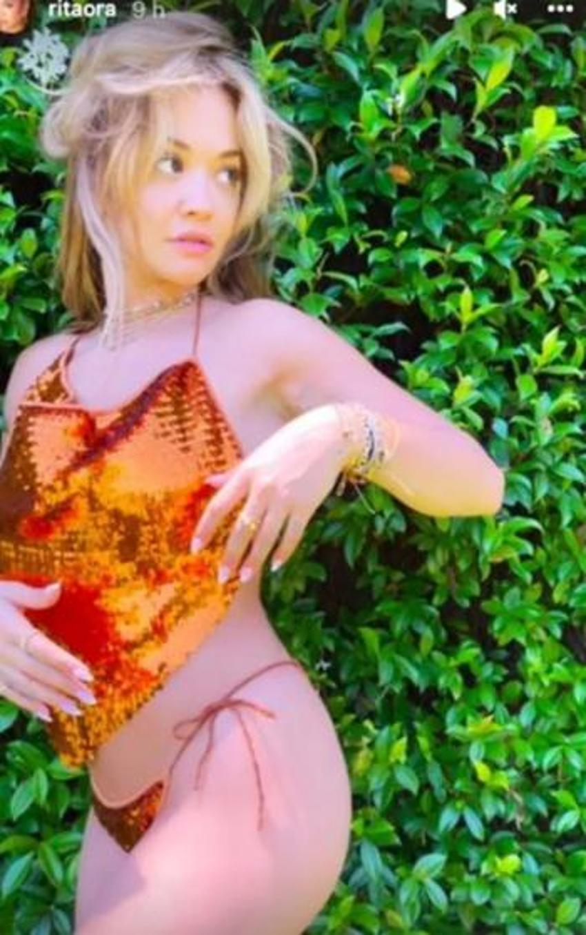 Rita Ora güneş banyosu yaptı! Çimlere uzanıp...