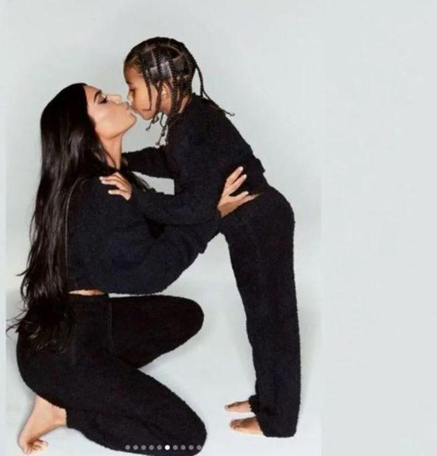 Kim Kardashian ve ailesi Noel'i evde kutladı!