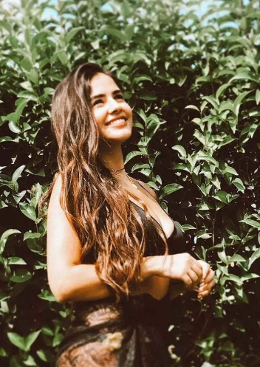 Gönül Dağı'nın Asuman'ı Hazal Çağlar göğüs dekolteli pozlarıyla Instagram'ı salladı!