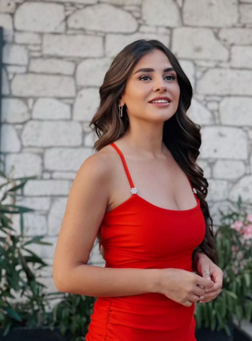 Gönül Dağı'nın Asuman'ı Hazal Çağlar göğüs dekolteli pozlarıyla Instagram'ı salladı!