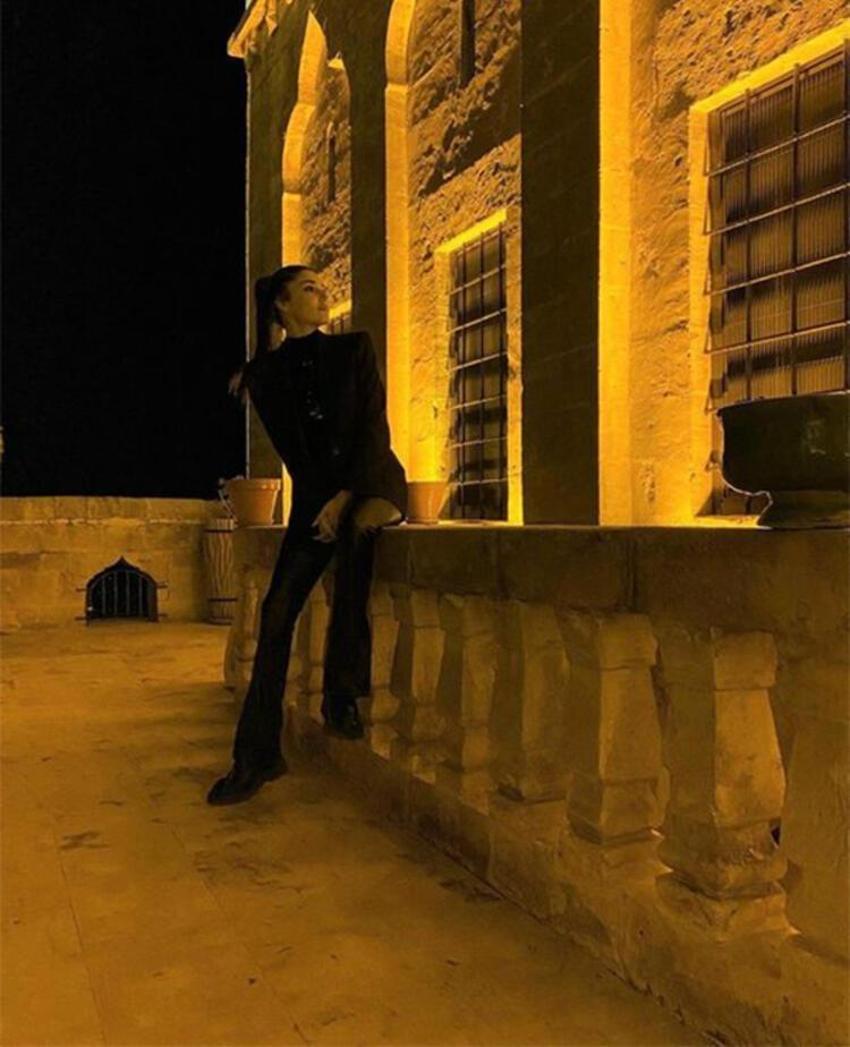 Hande Erçel'in paylaştığı fotoğraftaki detay duygulandırdı!