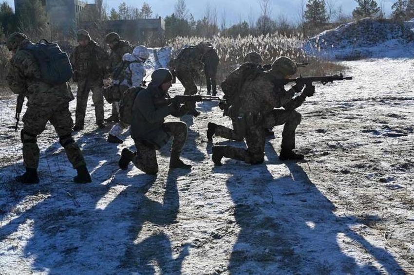 Generaller ordunun şansının düşük olduğunu söyledi ülkede işgal paniği başladı! Siviller Rusya'ya karşı silahlandı...