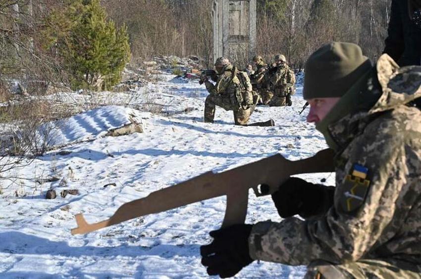 Generaller ordunun şansının düşük olduğunu söyledi ülkede işgal paniği başladı! Siviller Rusya'ya karşı silahlandı...