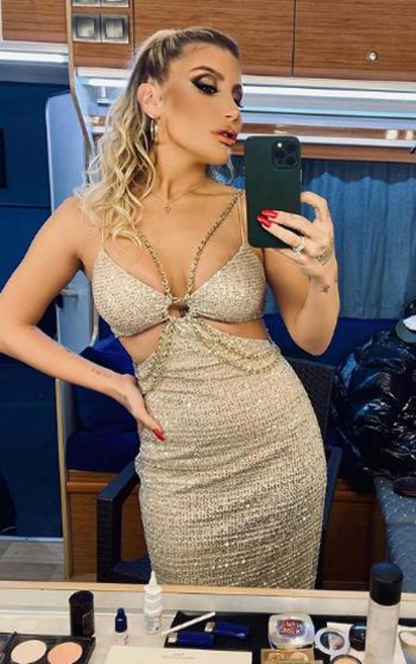 İrem Derici ayna pozunu paylaştı! "Kıvrımlarıma aşığım"