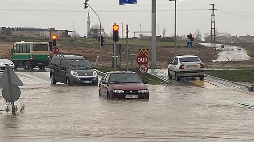 Uzunköprü'de sağanak; dereler taştı, iş yerlerini su bastı, yollar ulaşıma kapatıldı!