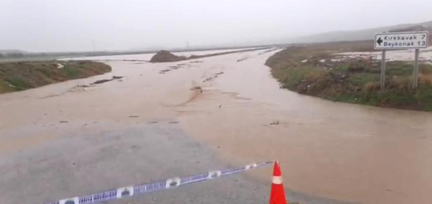 Uzunköprü'de sağanak; dereler taştı, iş yerlerini su bastı, yollar ulaşıma kapatıldı!