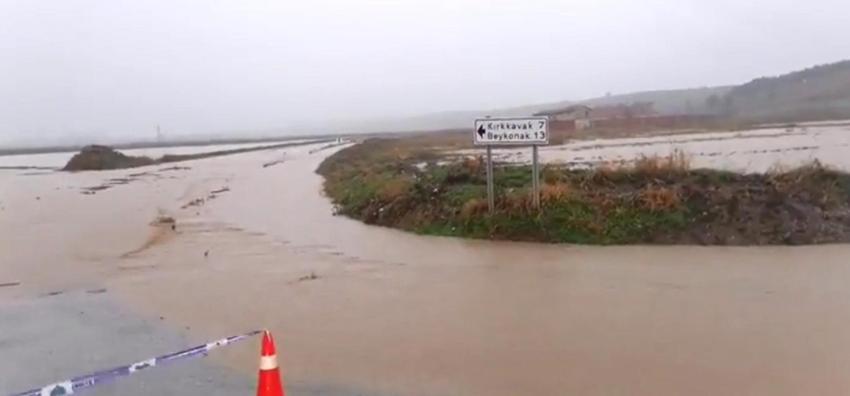 Uzunköprü'de sağanak; dereler taştı, iş yerlerini su bastı, yollar ulaşıma kapatıldı!