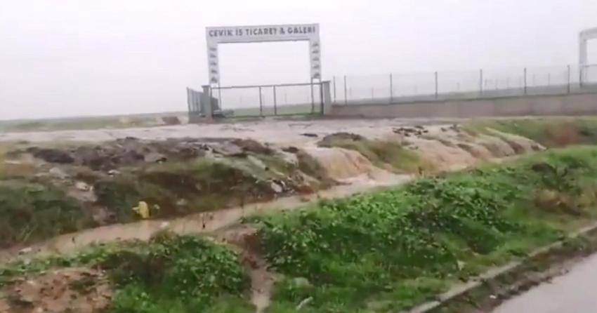 Uzunköprü'de sağanak; dereler taştı, iş yerlerini su bastı, yollar ulaşıma kapatıldı!