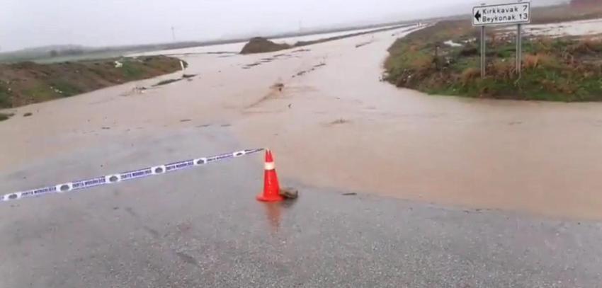 Uzunköprü'de sağanak; dereler taştı, iş yerlerini su bastı, yollar ulaşıma kapatıldı!