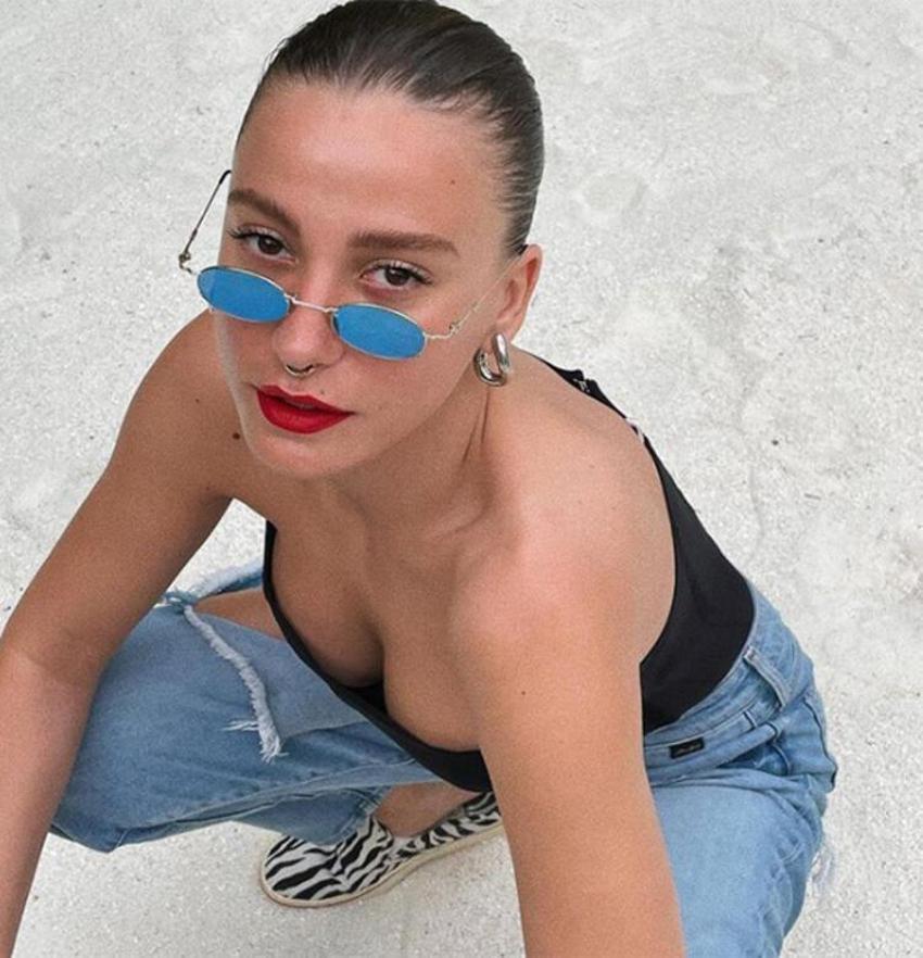 Terlikleri ve beyaz çorabı olay olan Serenay Sarıkaya'dan ilk açıklama!