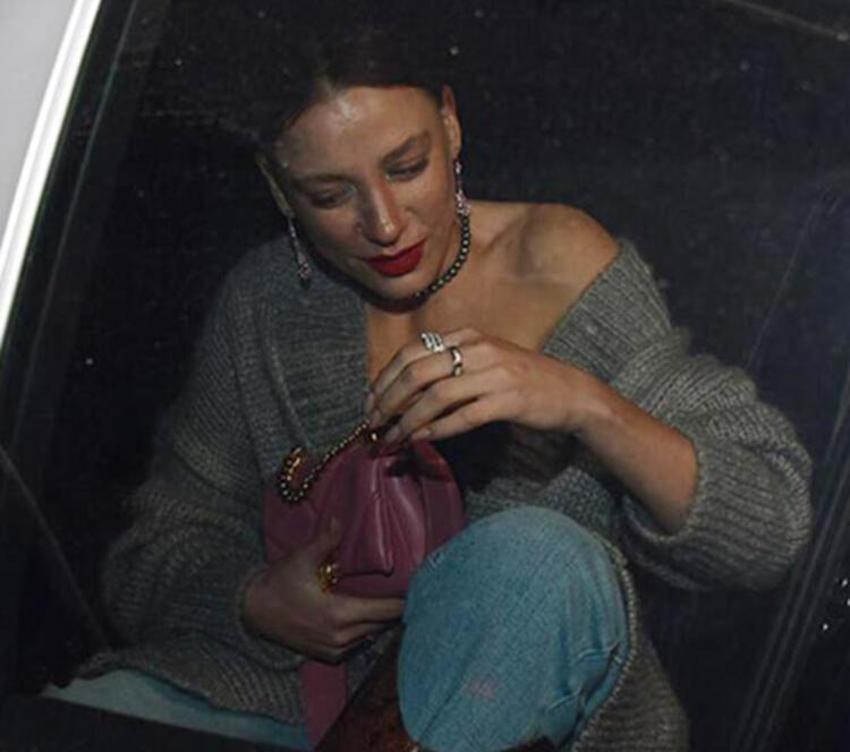 Terlikleri ve beyaz çorabı olay olan Serenay Sarıkaya'dan ilk açıklama!