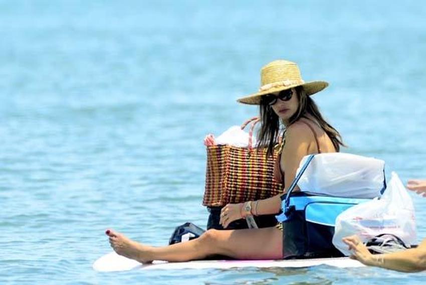 Alessandra Ambrosio tüm dikkatleri üzerinde topladı!