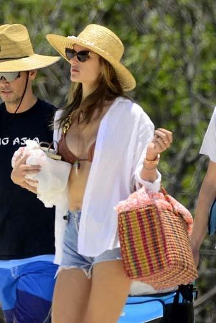 Alessandra Ambrosio tüm dikkatleri üzerinde topladı!