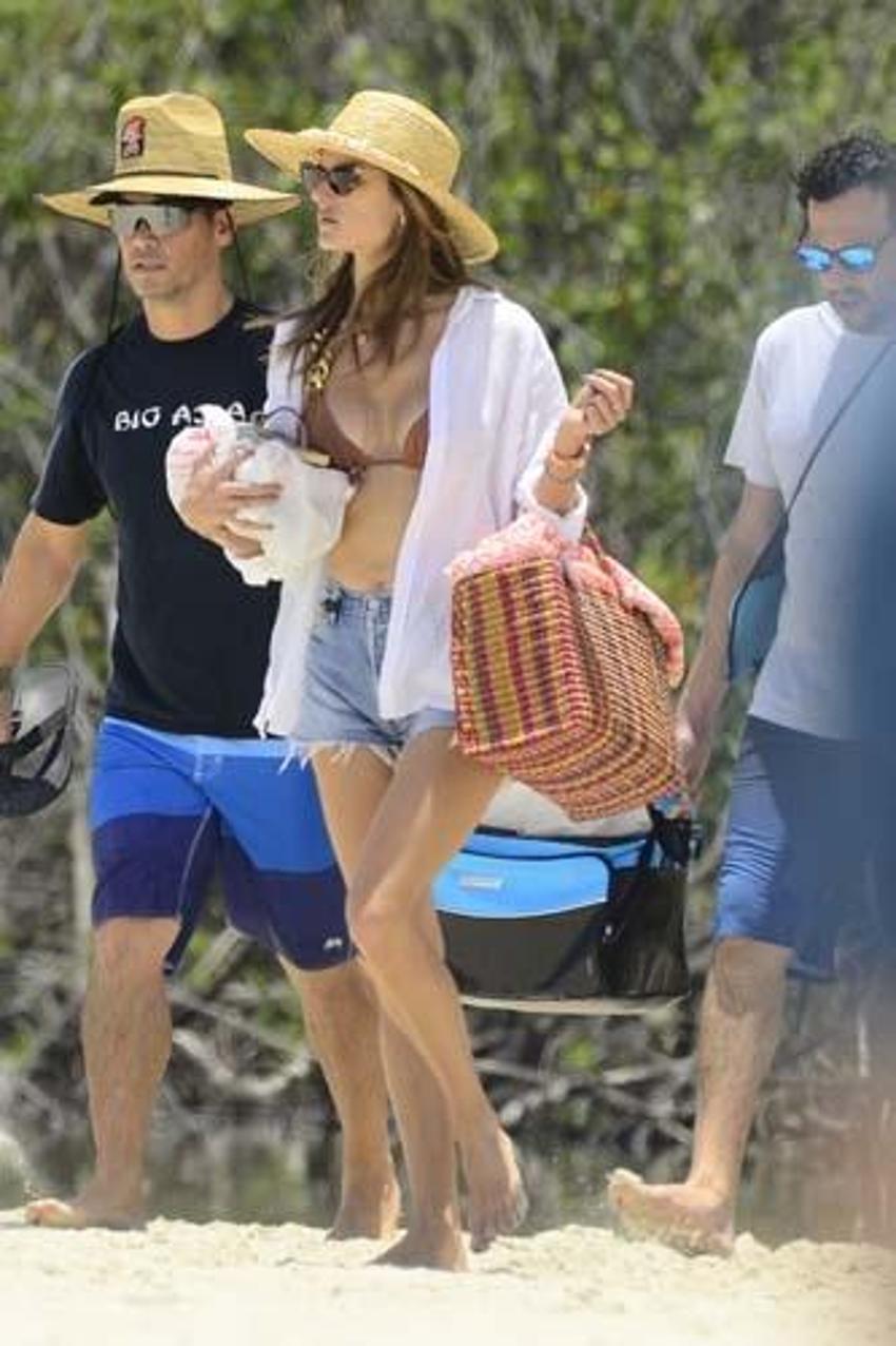 Alessandra Ambrosio tüm dikkatleri üzerinde topladı!