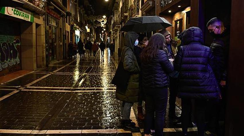Hafta içi hafta sonu sokağa çıkma yasağı ve kısıtlaması mı geliyor? Son dakika kararı, resmen değişti! Tüm Türkiye'de başladı, 'Vaka tsunamisi...'