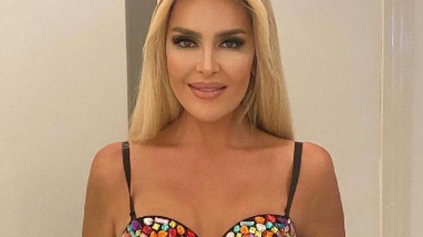 Selin Ciğerci kısa şortuyla poz verdi, yer yerinden oynadı!