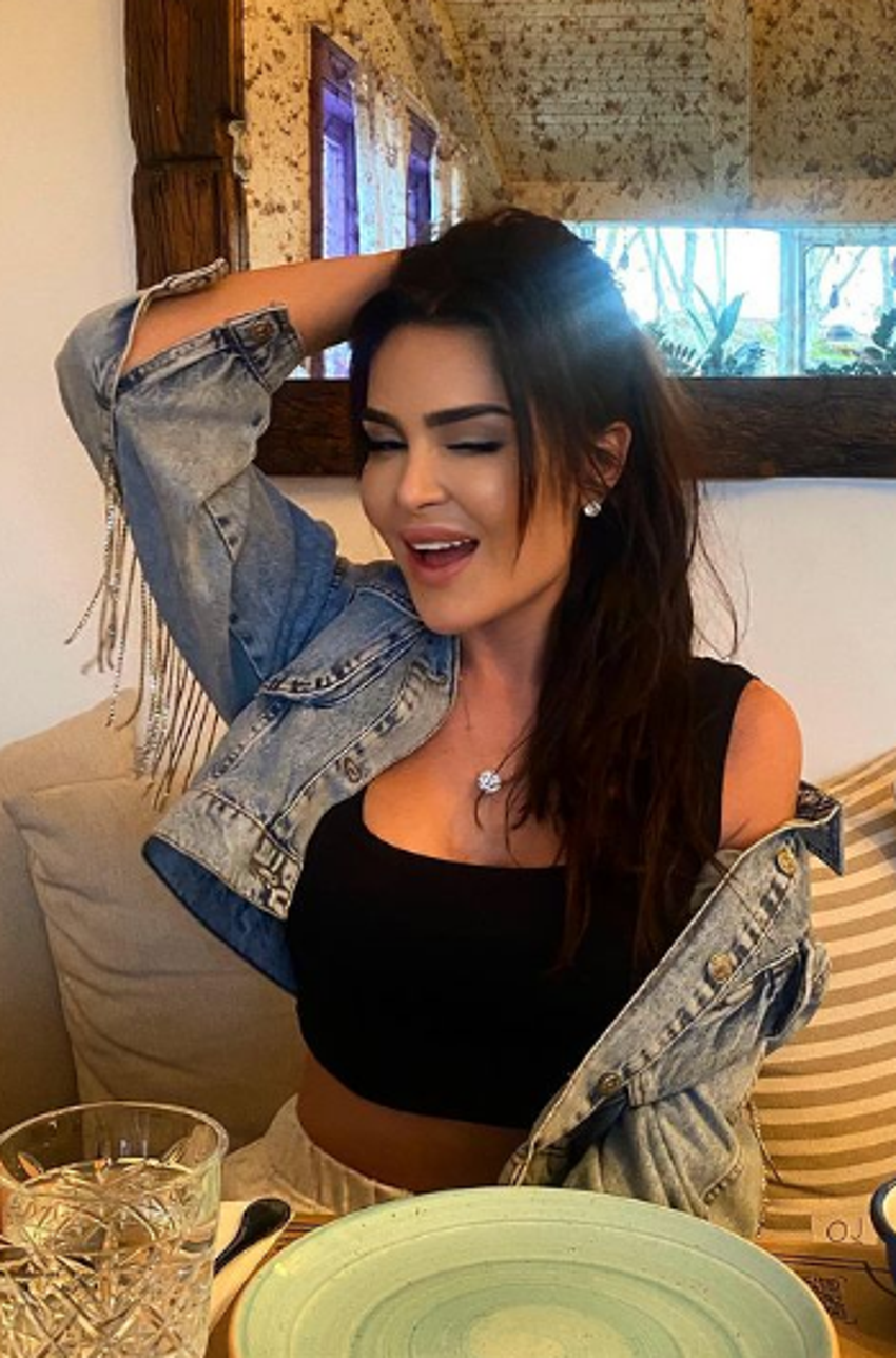 Selin Ciğerci kısa şortuyla poz verdi, yer yerinden oynadı!