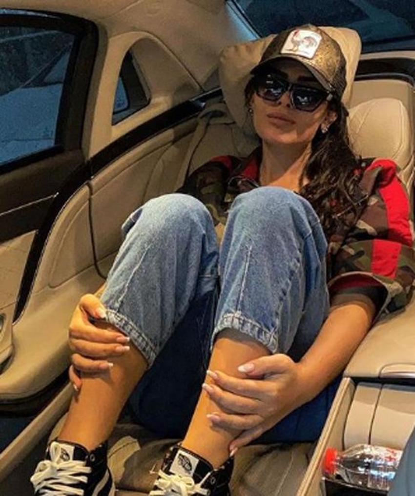 Selin Ciğerci kısa şortuyla poz verdi, yer yerinden oynadı!