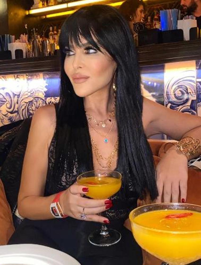 Selin Ciğerci kısa şortuyla poz verdi, yer yerinden oynadı!