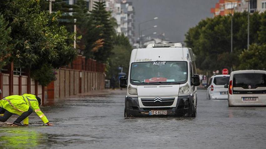 Alarm seviyesi yükseltildi! Kırmızı ve turuncu kodlu uyarılar art arda geldi, 90 kilometre hıza ulaştı, giderek artıyor