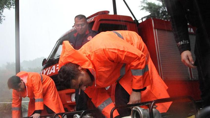 Alarm seviyesi yükseltildi! Kırmızı ve turuncu kodlu uyarılar art arda geldi, 90 kilometre hıza ulaştı, giderek artıyor
