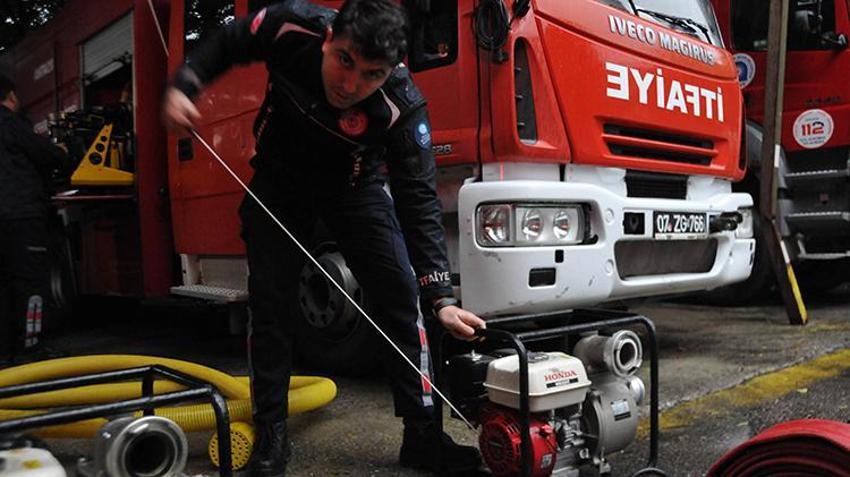 Alarm seviyesi yükseltildi! Kırmızı ve turuncu kodlu uyarılar art arda geldi, 90 kilometre hıza ulaştı, giderek artıyor