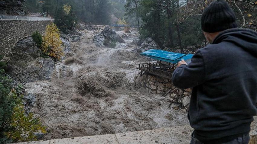 Alarm seviyesi yükseltildi! Kırmızı ve turuncu kodlu uyarılar art arda geldi, 90 kilometre hıza ulaştı, giderek artıyor