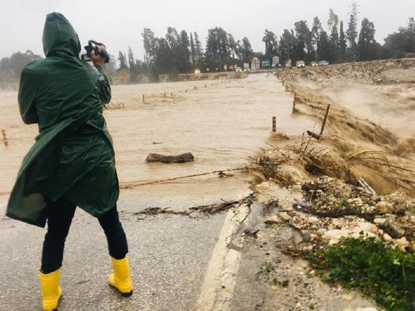 Alarm seviyesi yükseltildi! Kırmızı ve turuncu kodlu uyarılar art arda geldi, 90 kilometre hıza ulaştı, giderek artıyor